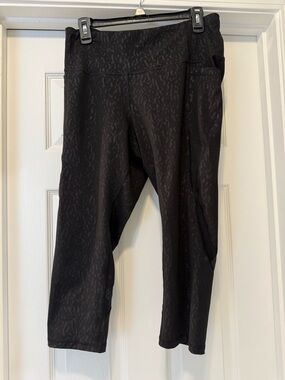 Old Navy Black Subtle Pattern Cropped Leggings